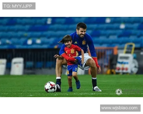 球星亲子时光 足球场上父子互动精彩瞬间全纪录 球星亲子时光 足球场上父子互动精彩瞬间全纪录